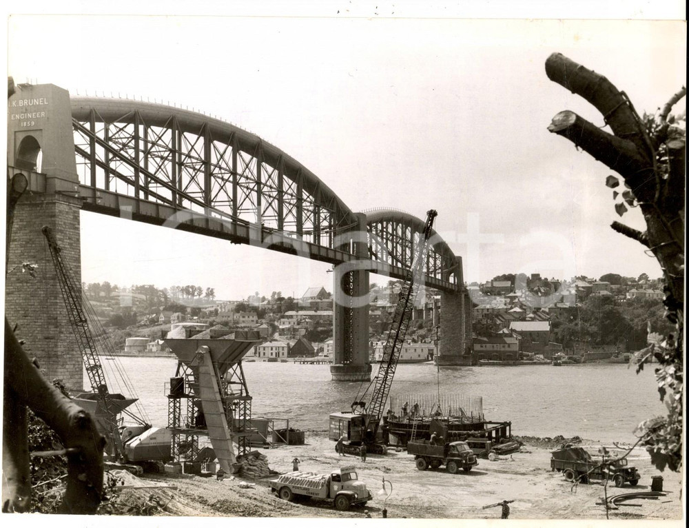 Fotografia d epoca originale 1961 DEVON UK Work begins on TAMAR suspension bridge Photo 25x15 cm 1
