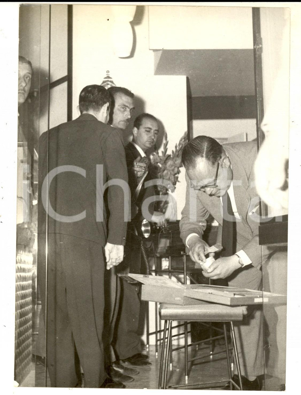 Fotografia d epoca originale 1959 NAPOLI Proprietario e polizia in una gioielleria svaligiata Foto 13x18 cm 1
