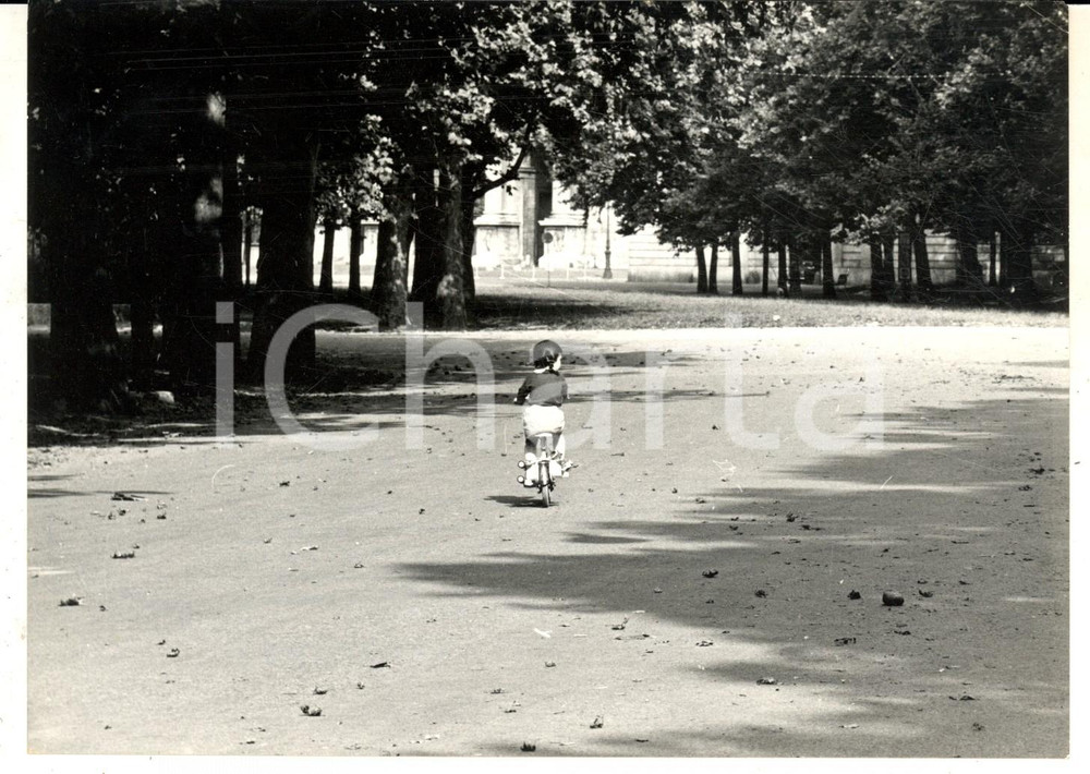 Fotografia d epoca originale Agosto 1967 MILANO Bambina in bicicletta nel PARCO SEMPIONE deserto Foto 18x13 1