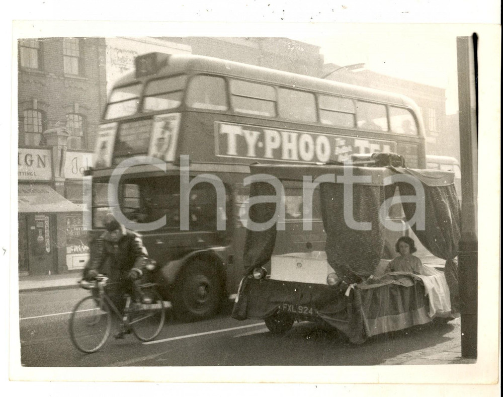 Fotografia d epoca originale 1962 LONDON Christopher BUCKINGHAM and Vilma HUGHES in their Four Poster bed 1