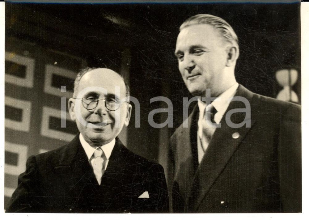 Fotografia d epoca originale 1957 LASCIA O RADDOPPIA Concorrente Giannino BETTONE vince 5 milioni Foto 1