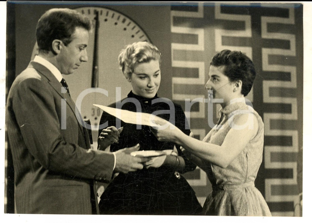 1957 LASCIA O RADDOPPIA Mike BONGIORNO con Maria Welda PONTI ^Foto 18x13 cm Fotografia d'epoca con didascalia coeva.  CONDIZIONI: G    originale e autentica 1