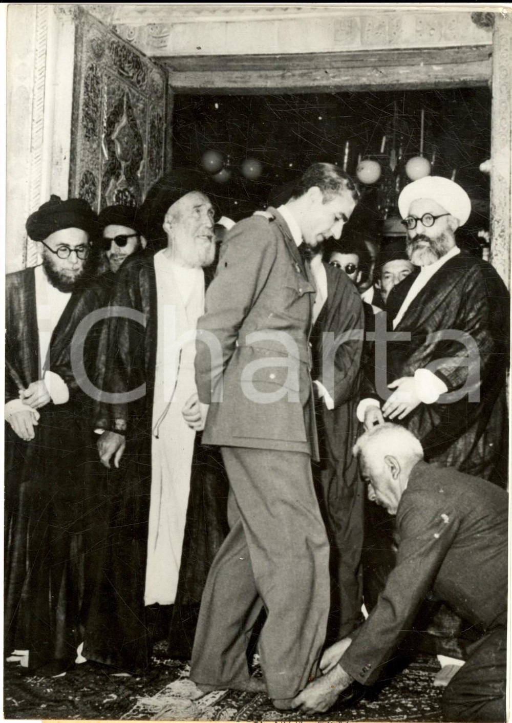 Fotografia d epoca originale 1959 TEHERAN Shah Reza PAHLAVI si reca in moschea a pregare prima di un viaggio 1
