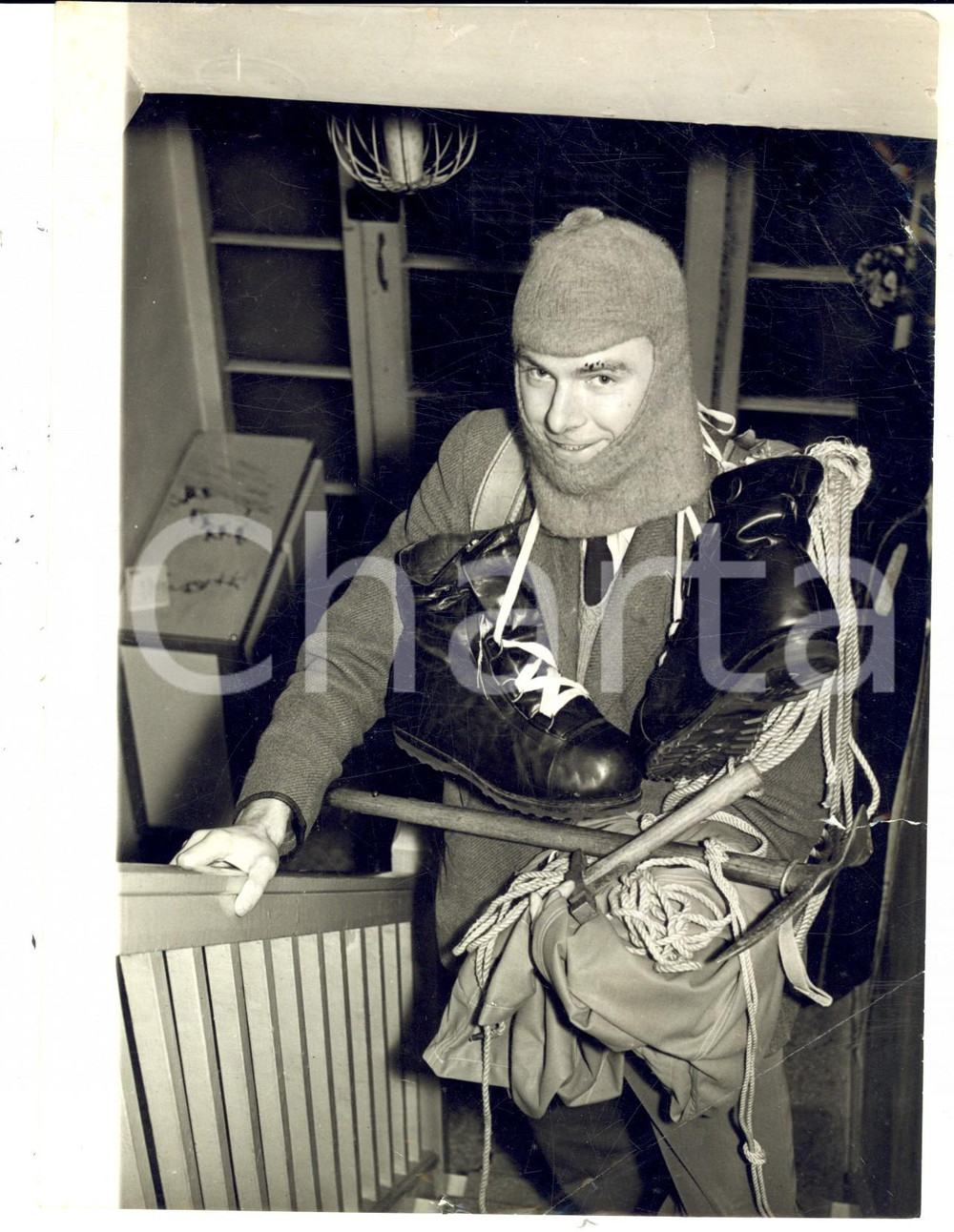 Fotografia d epoca originale 1957 WOLVERHAMPTON Joseph WALMSEY carrying up his equipment to attempt HIMALAYA 1