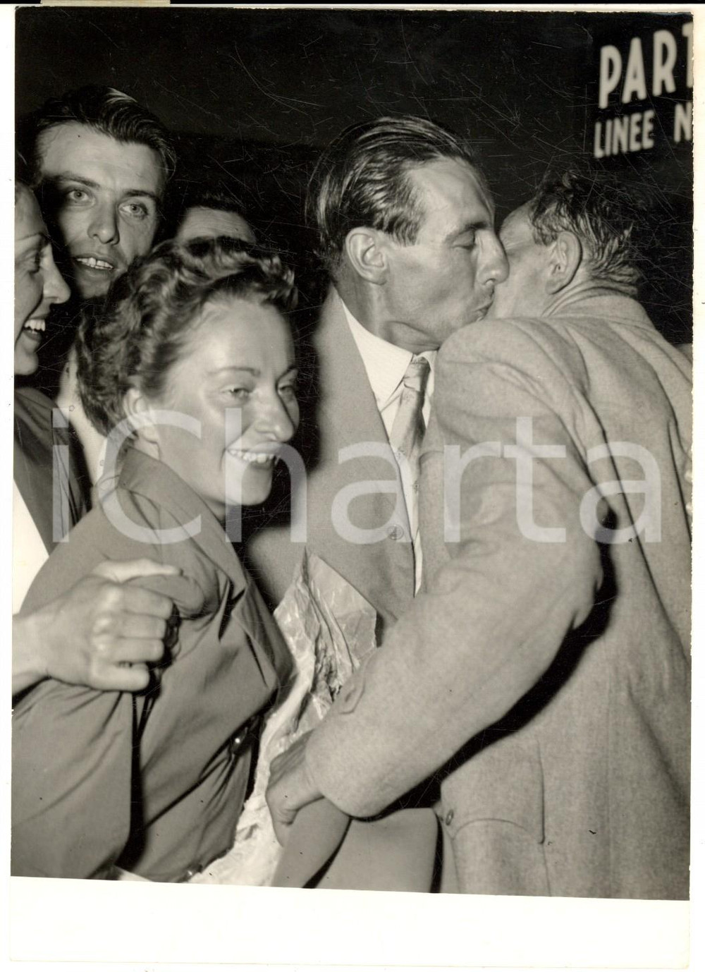 Fotografia d epoca originale 1954 MILANO Ubaldo REY abbraccia la famiglia al ritorno dal K2 Foto 13x18 1