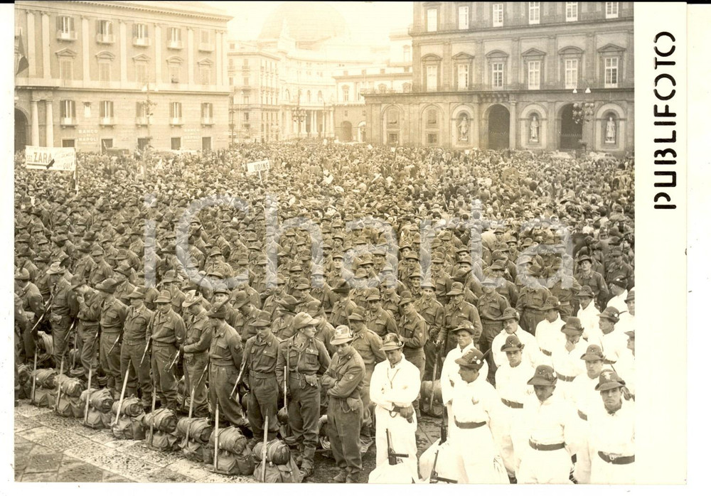 Fotografia d epoca originale 1956 NAPOLI Piazza del Plebiscito  Raduno degli ALPINI Fotografia 18x14 cm 1