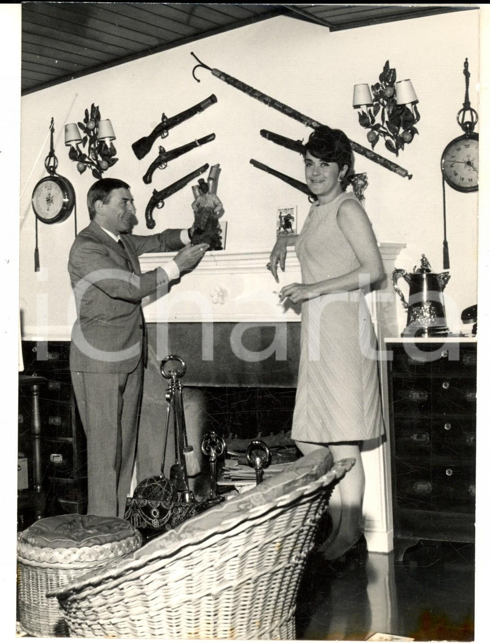 Fotografia d epoca originale 1966 ROMA Renato RASCEL nella sua casa con la seconda moglie Huguette CARTIER 1