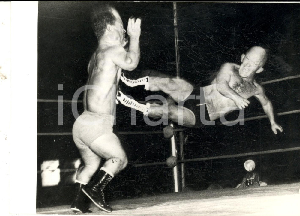 Fotografia d epoca originale 1969 MADRID LOTTA LIBERA Incontro tra i nani SKY LOWLOW e COWBOY BRADLEY Foto 1