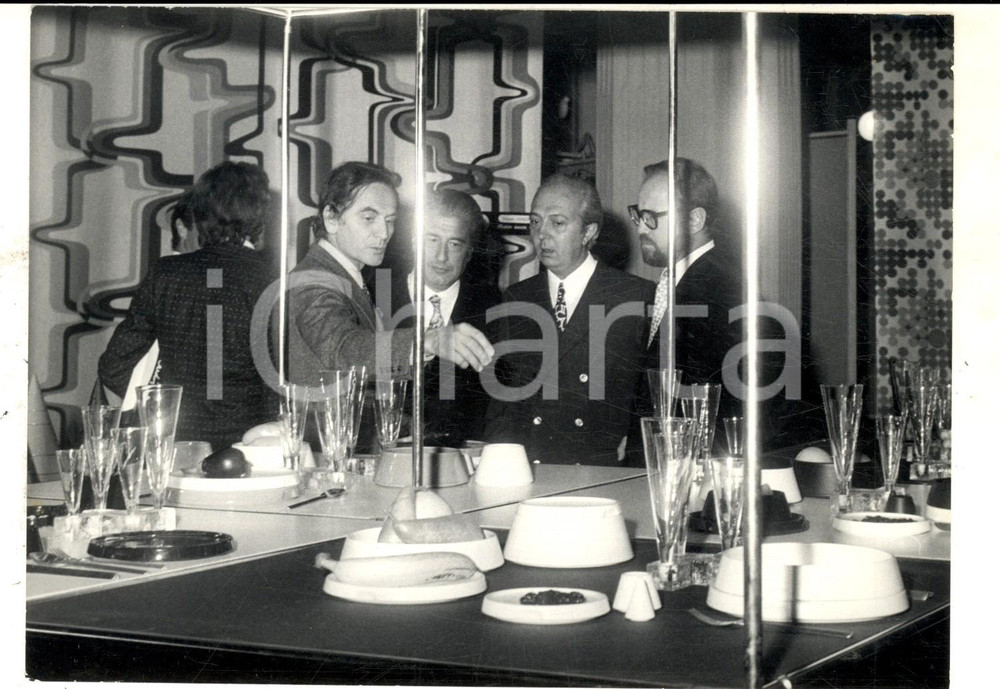 Fotografia d epoca originale 1970 MILANO Pierre CARDIN presenta le sue creazioni ENVIRONNEMENT per la casa 1