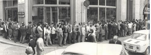 Fotografia d epoca originale 1970 MILANO Lunga coda di impiegati meridionali al self service Foto TRIPLA 1