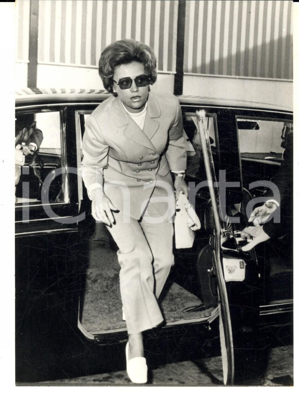Fotografia d epoca originale 1970 LONDON HEATHROW Arrivo della principessa Muna di Giordania Foto 14x18 1