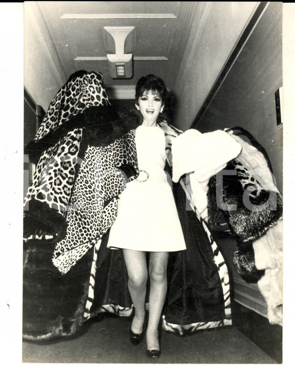 Fotografia d epoca originale 1970 LONDON Hotel SAVOY Gina LOLLOBRIGIDA sfoggia sette pellicce Foto 13x18 cm 1
