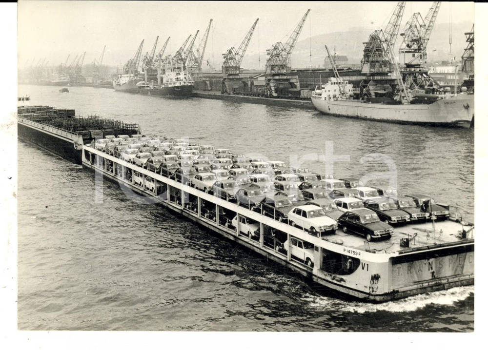 Fotografia d epoca originale 1970 ROUEN Eccezionale trasporto fluviale di auto sulla tratta PARISLE HAVRE 1