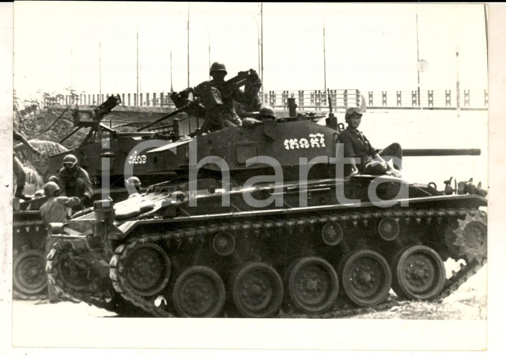 Fotografia d epoca originale 1970 CAMBOGIA Carri armati proteggono il ponte sulla strada per SAIGON Foto 1