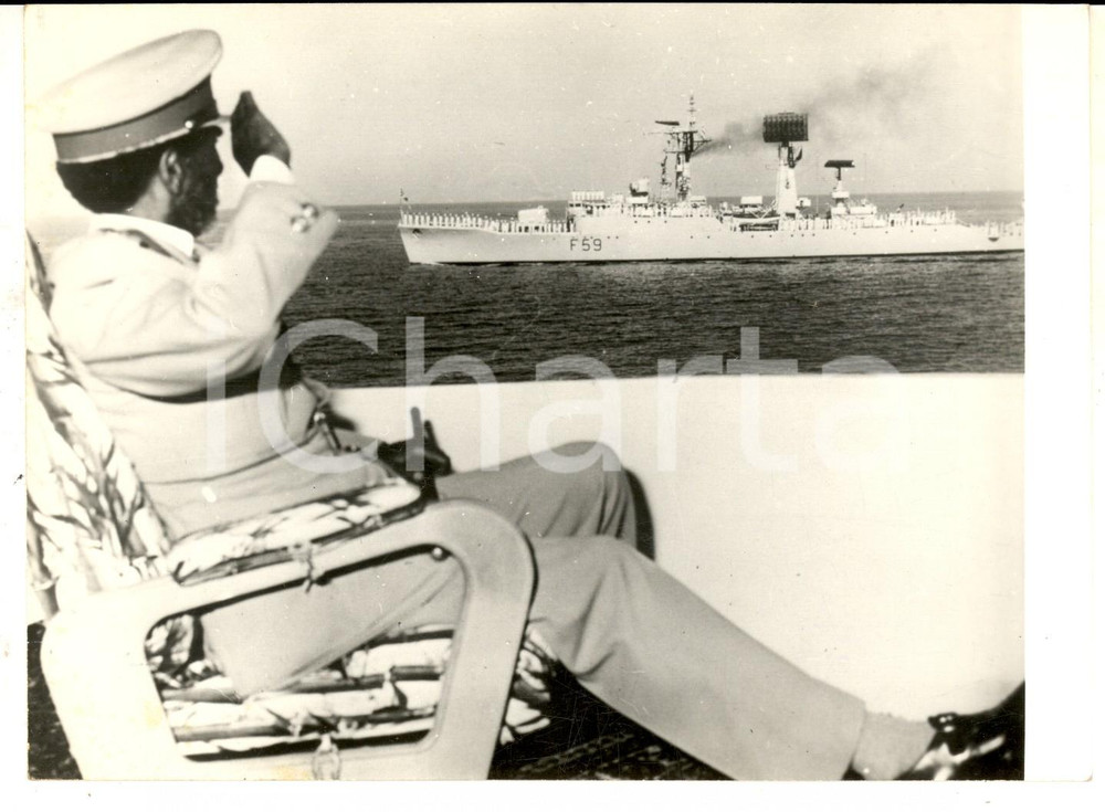 Fotografia d epoca originale 1970 MASSAUA HailÃ© SELASSIE  sul panfilo ETIOPIA saluta nave inglese CHICHESTER 1