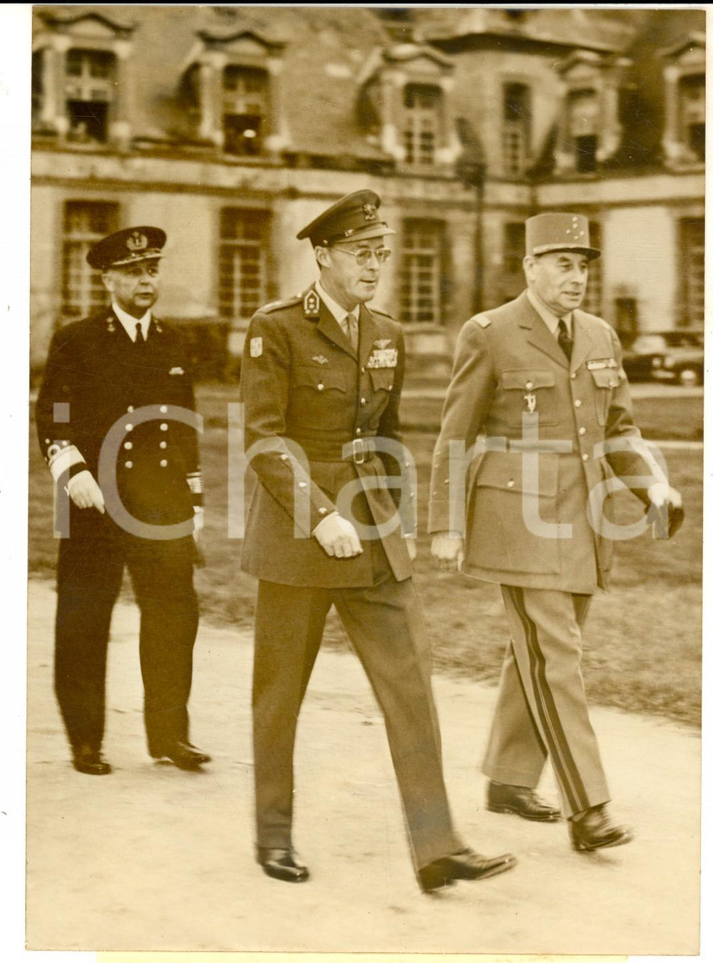 Fotografia d epoca originale 1960 FONTAINEBLEAU NATO Bernhard dei Paesi Bassi con il gen. Jean Etienne VALLUY 1
