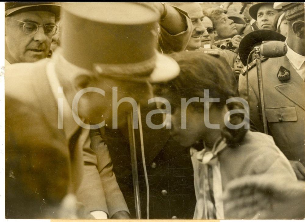 Fotografia d epoca originale 1959 TANANARIVE MADAGASCAR Charles DE GAULLE accueilli par fille malgache Photo 1