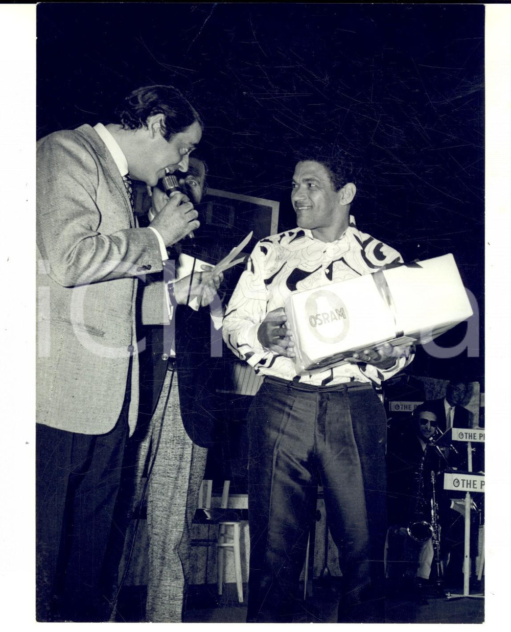 Fotografia d epoca originale 1970 CANTAGIRO Il calciatore GARRINCHA nominato MISTER SIMPATIA con pacco OSRAM 1