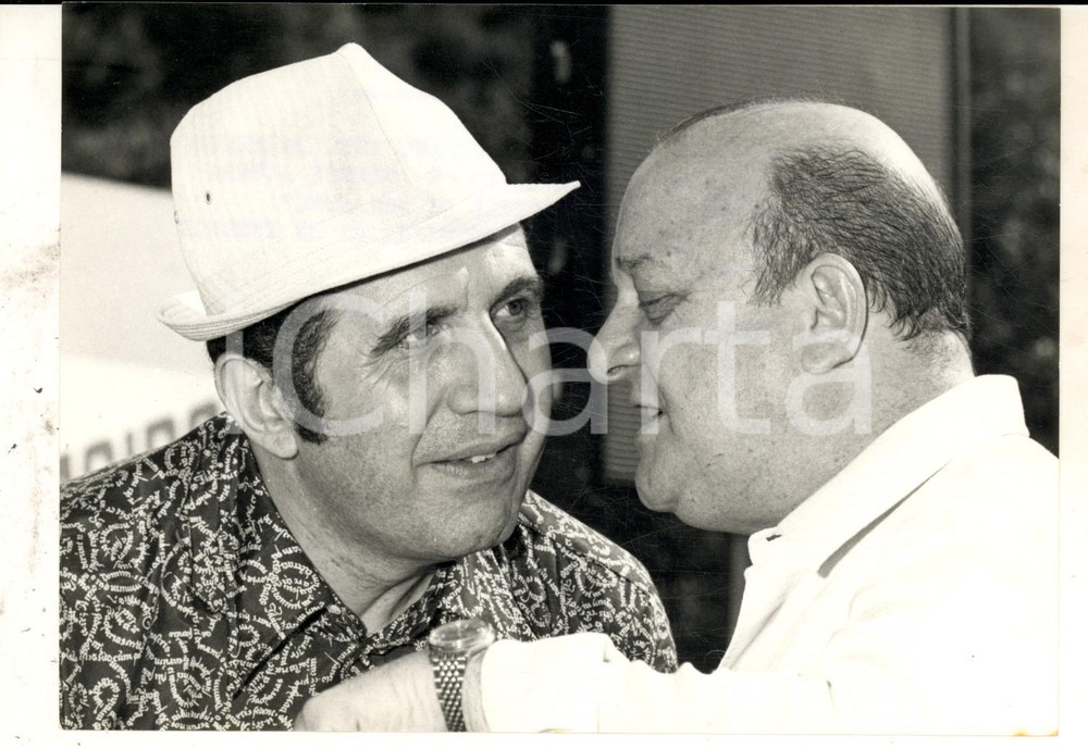 Fotografia d epoca originale 1970 CANTAGIRO Confidenze tra il patron Ezio RADAELLI e Gianni RAVERA Foto 18x13 1