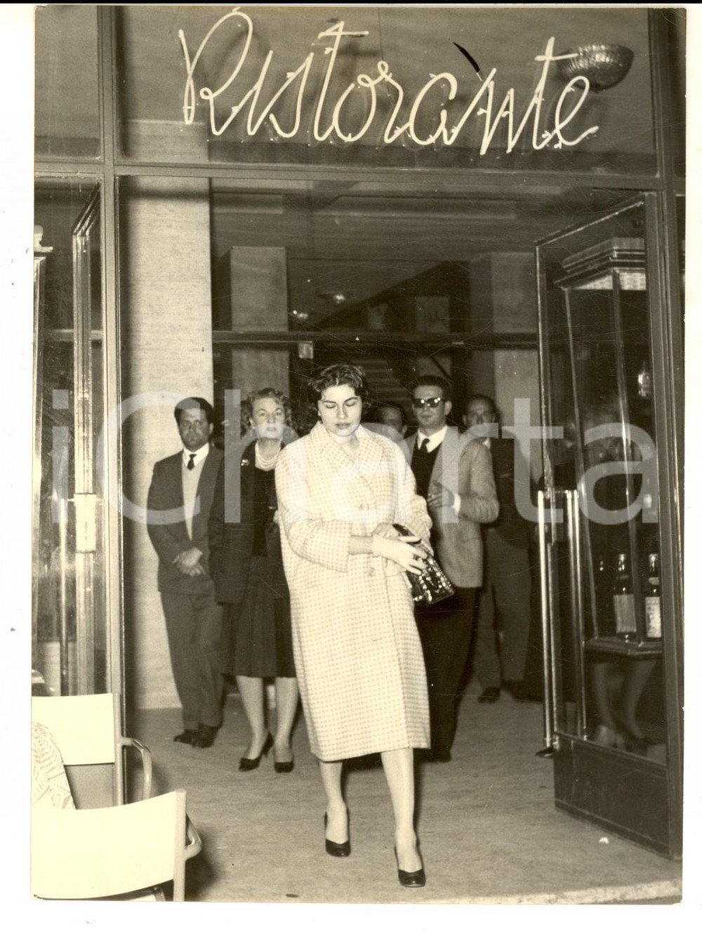 Fotografia d epoca originale 1959 ROMA Bar VECCHIA AMERICA Principessa SORAYA con la madre e Luciano LEMMAS 1
