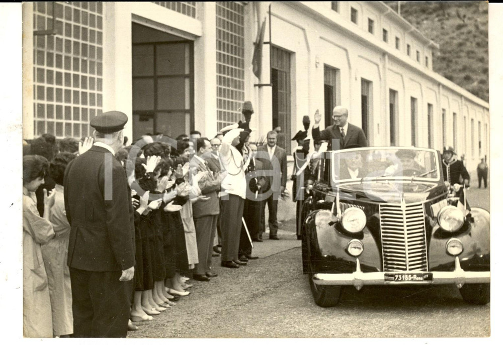 Fotografia d epoca originale 1959 L AQUILA Presidente Giovanni GRONCHI visita lo stabilimento MARCONI Foto 1