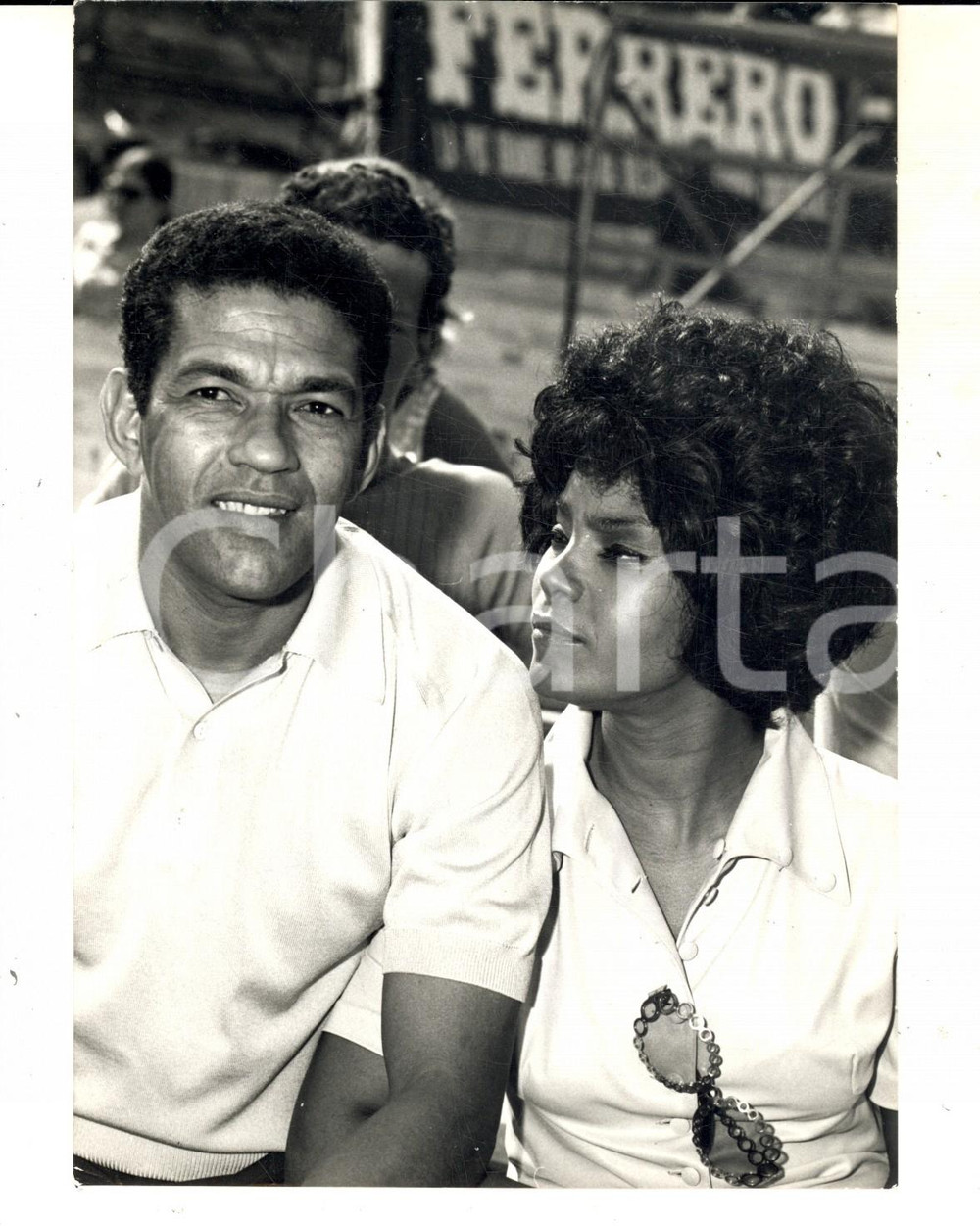 Fotografia d epoca originale 1970 CANTAGIRO Il calciatore GARRINCHA con l amica Elsa SOAREZ Foto 13x18 cm 1