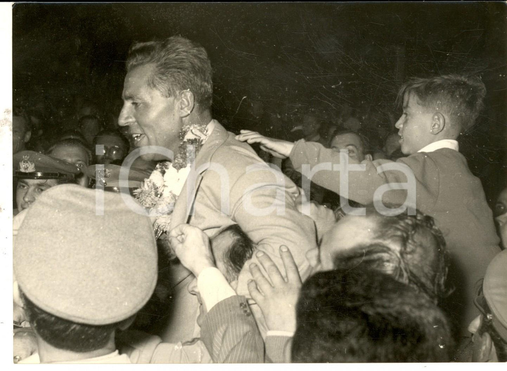 Fotografia d epoca originale 1954 MILANO Achille COMPAGNONI portato in trionfo al ritorno dal K2 Foto 1