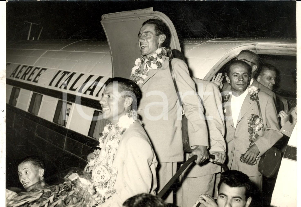 Fotografia d epoca originale 1954 MILANO Achille COMPAGNONI e Ubaldo REY acclamati al ritorno dal K2 Foto 1