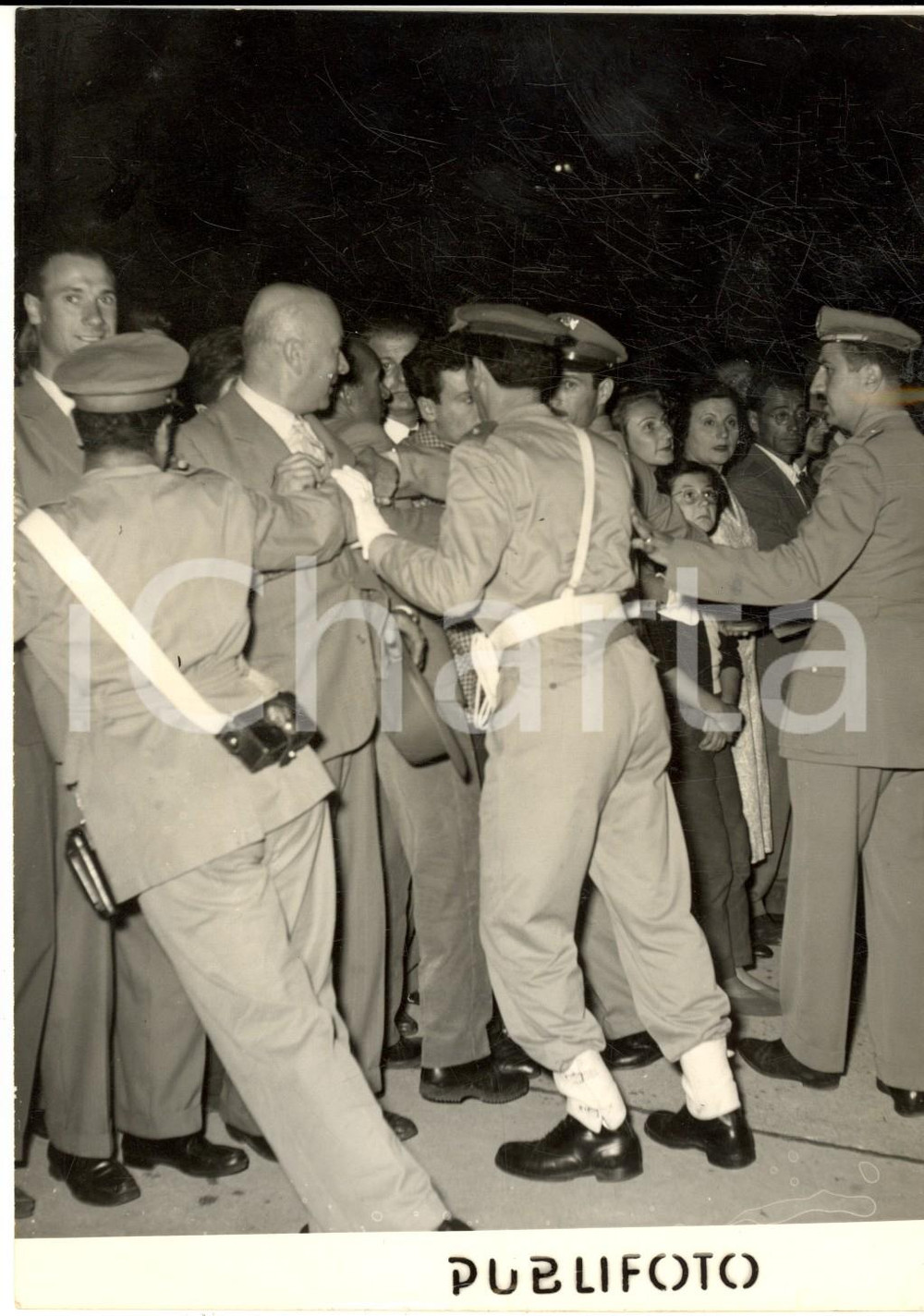 Fotografia d epoca originale 1954 MILANO Ritorno della spedizione del K2  Polizia trattiene la folla Foto 1