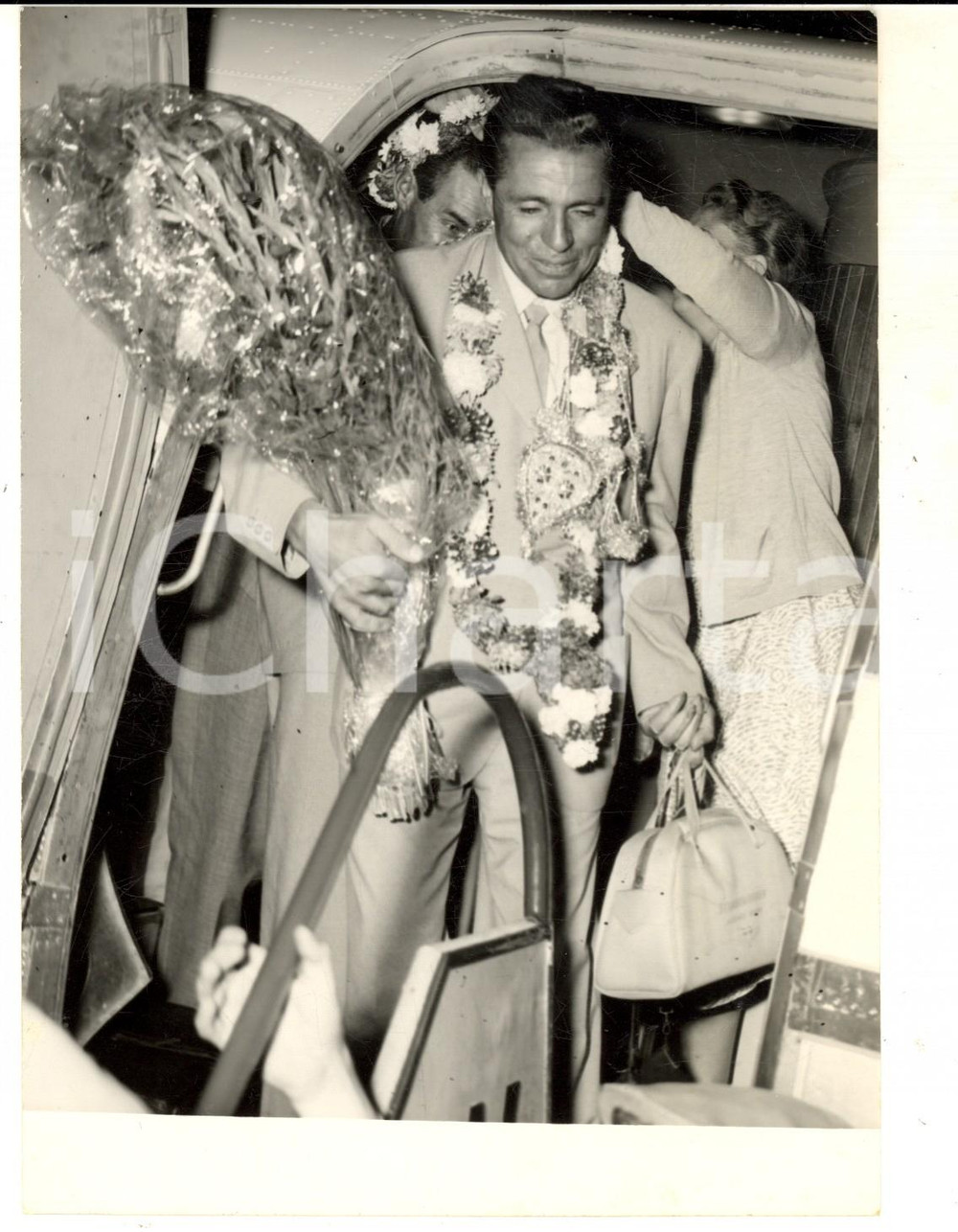 Fotografia d epoca originale 1954 MILANO Achille COMPAGNONI si commuove al ritorno dal K2 Foto 13x18 cm 1