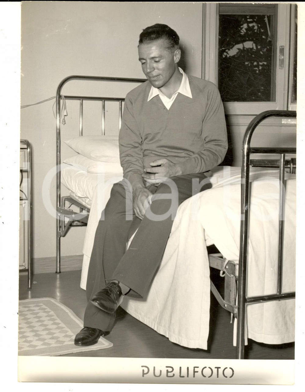 Fotografia d epoca originale 1954 MILANO Achille COMPAGNONI di ritorno dal K2 alla clinica CITTA  DI MILANO 1