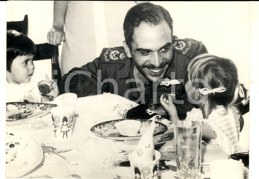 Fotografia d epoca originale 1970 GIORDANIA Re Hussein al compleanno delle sue gemelle Aisha e Zayn Foto 1
