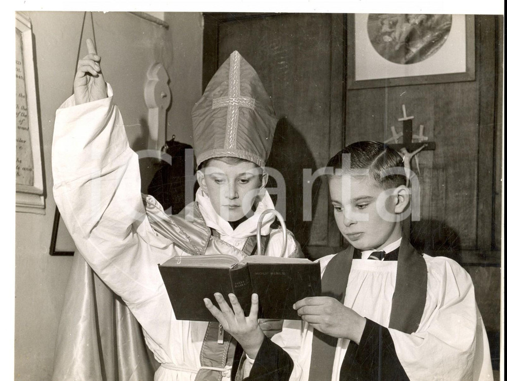 Fotografia d epoca originale 1959 BLISTON St. Mary s Church  Schoolboy James BILLINGHAM boy bishop Photo 1