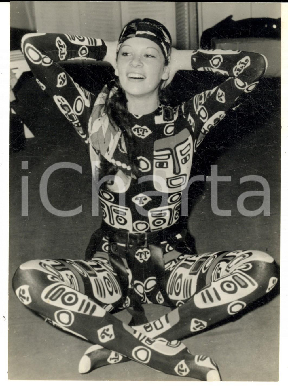 Fotografia d epoca originale 1970 PARIS MODA CAPELLI Modella HYRCANA per Louis FERAUD Foto 14x18 cm 1