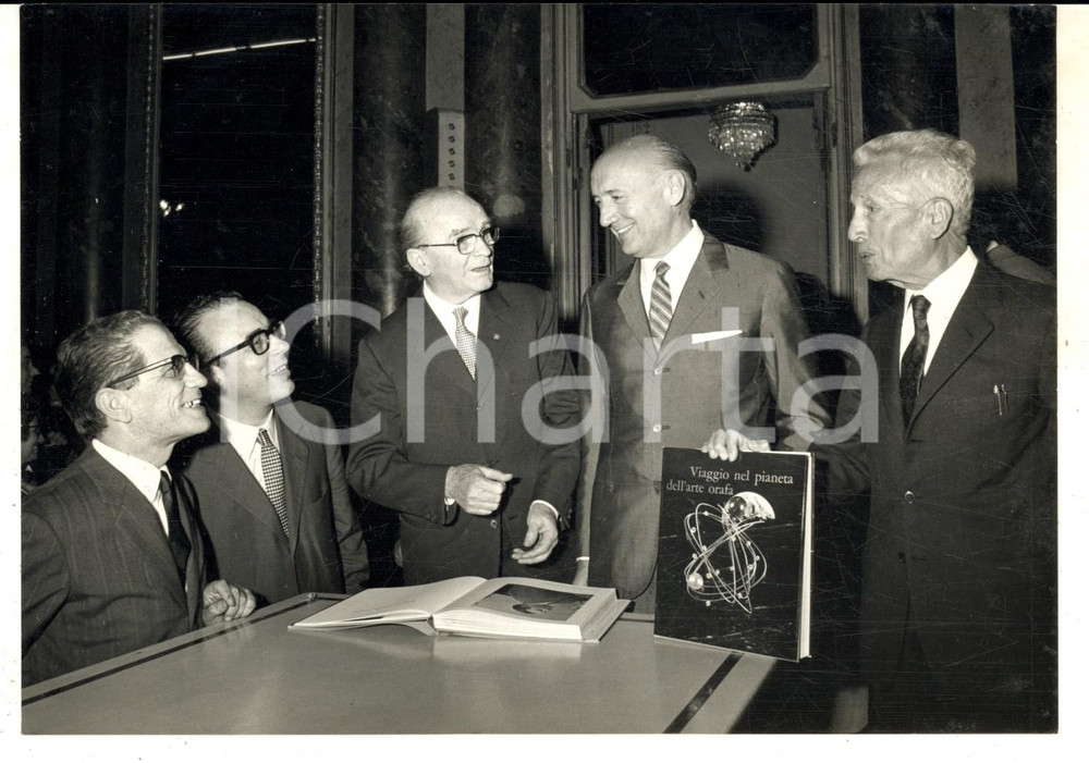 Fotografia d epoca originale 1970 MILANO Leopoldo GORI presidente UNOAERRE presenta libro su arte orafa Foto 1