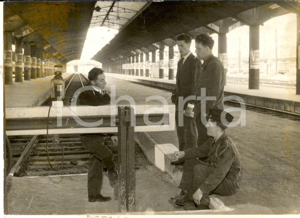 Fotografia d epoca originale 1960 PARIS Gare de MONTPARNASSE dÃ©serte pendant une grÃ¨ve SNCF Photo 18x14 1