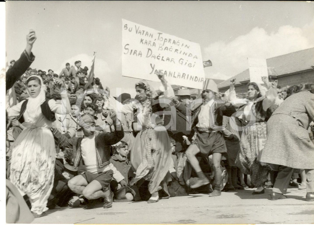Fotografia d epoca originale 1959 NICOSIA Turchi ciprioti danzano in costume per il leader Fazil KUTCHUK Foto 1