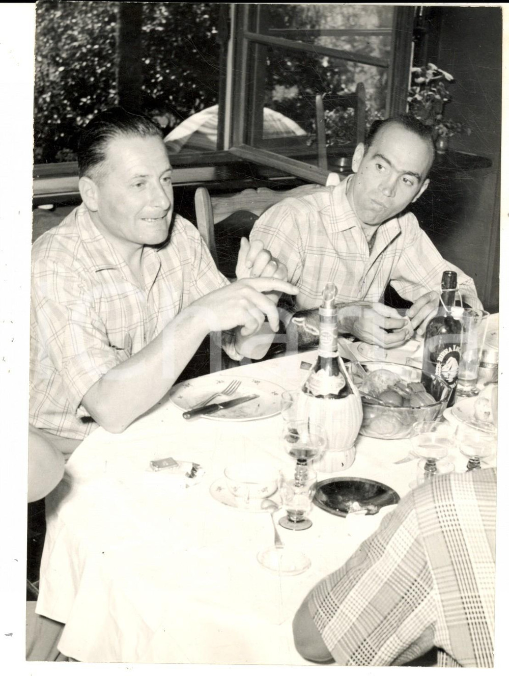 Fotografia d epoca originale 1953 LUGANO CICLISMO Alfredo BINDA a pranzo con Fiorenzo MAGNI Foto 14x18 1