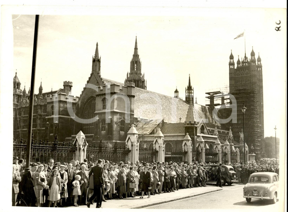 Fotografia d epoca originale 1956 LONDON Parliament meets for SUEZ Debate  Flag on the VICTORIA TOWER Photo 1