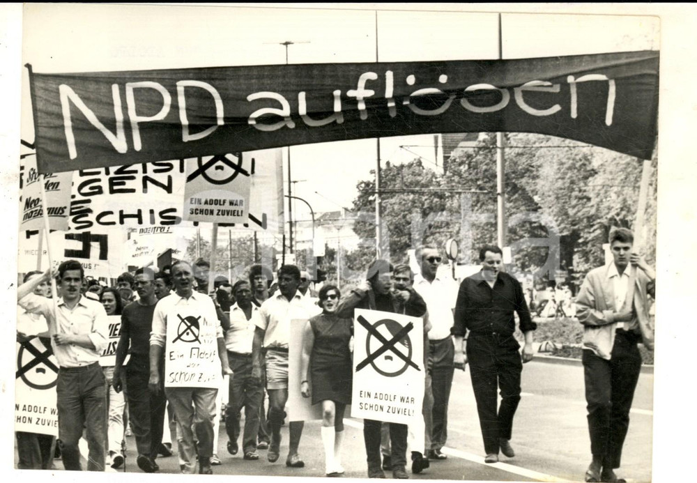 Fotografia d epoca originale 1969 DUSSELDORF Manifestazione contro partito neonazista di VON THADDEN Foto 1