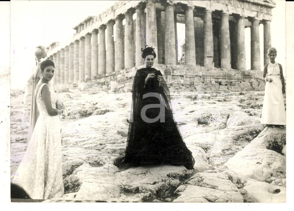Fotografia d epoca originale 1964 ATENE Principessa SORAYA sul set del film I tre volti Foto 18x13 cm 1