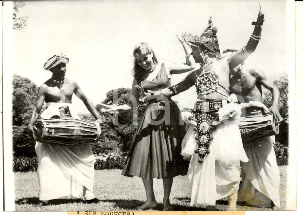 Fotografia d epoca originale 1959 SRI LANKA Ballerina Maria PIAZZI studia le danze KANDYAN con HEN BABA Foto 1