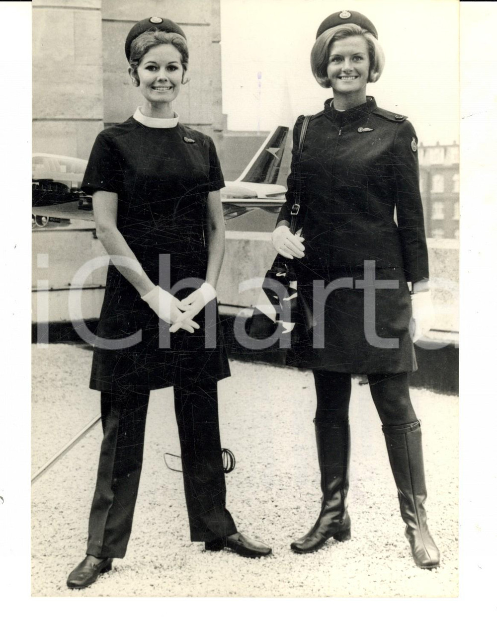 Fotografia d epoca originale 1969 LONDON MODA Le nuove divise delle hostess inglesi della BOAC Foto 14x18 1