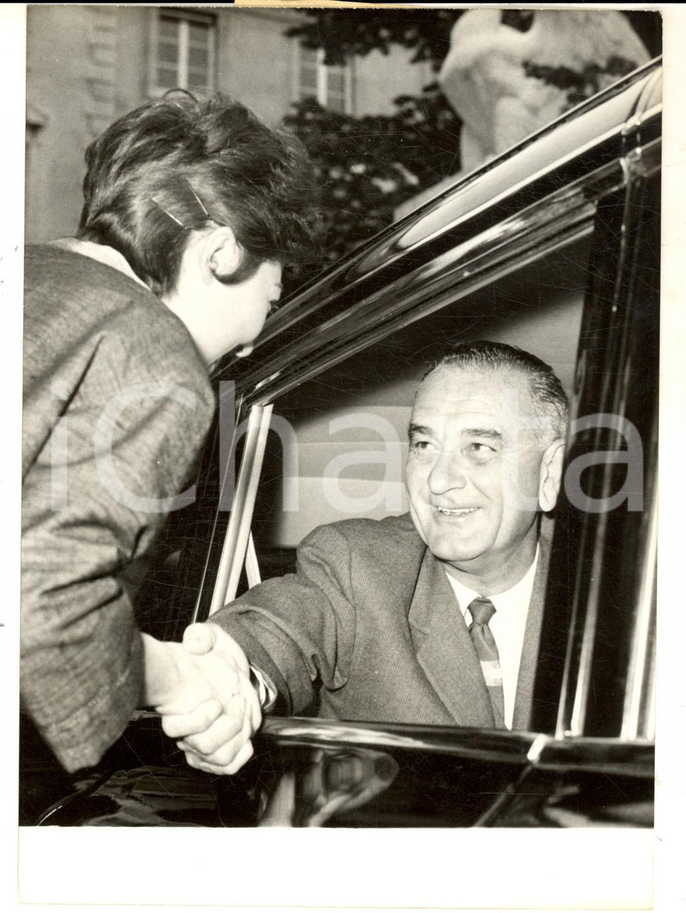 Fotografia d epoca originale 1961 PARIS Lyndon JOHNSON saluta una parigina dal finestrino dell auto Foto 1