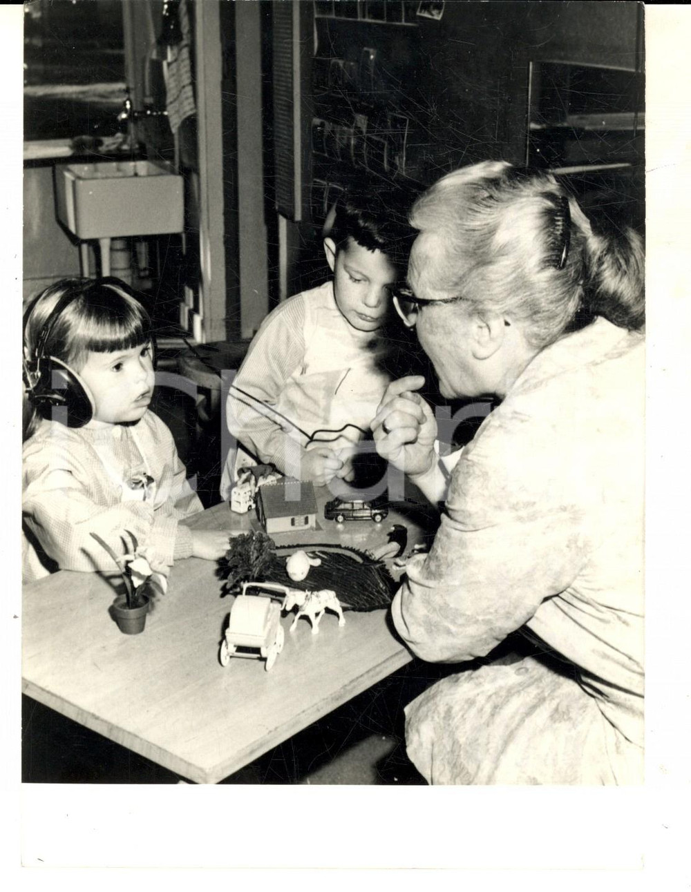 Fotografia d epoca originale 1969 LONDON Asilo per bambini sordi  Un insegnante al lavoro Foto 14x18 1