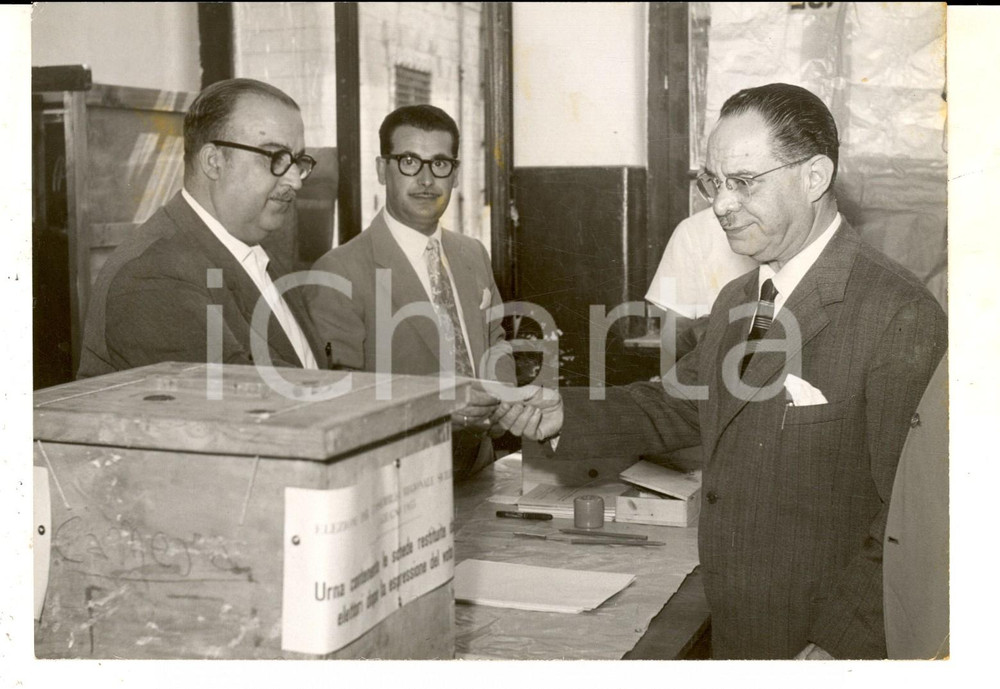 Fotografia d epoca originale 1960 ca PALERMO Elezioni Assemblea Regionale  Alfredo CUCCO del MSI alle urne 1