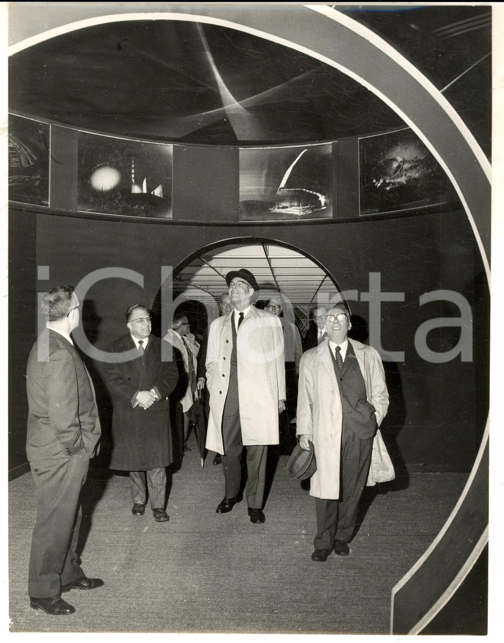 Fotografia d epoca originale 1967 FIERA DI MILANO Evelyn SCHUCKBURGH Frederick REINHARDT allo stand ITALSIDER 1