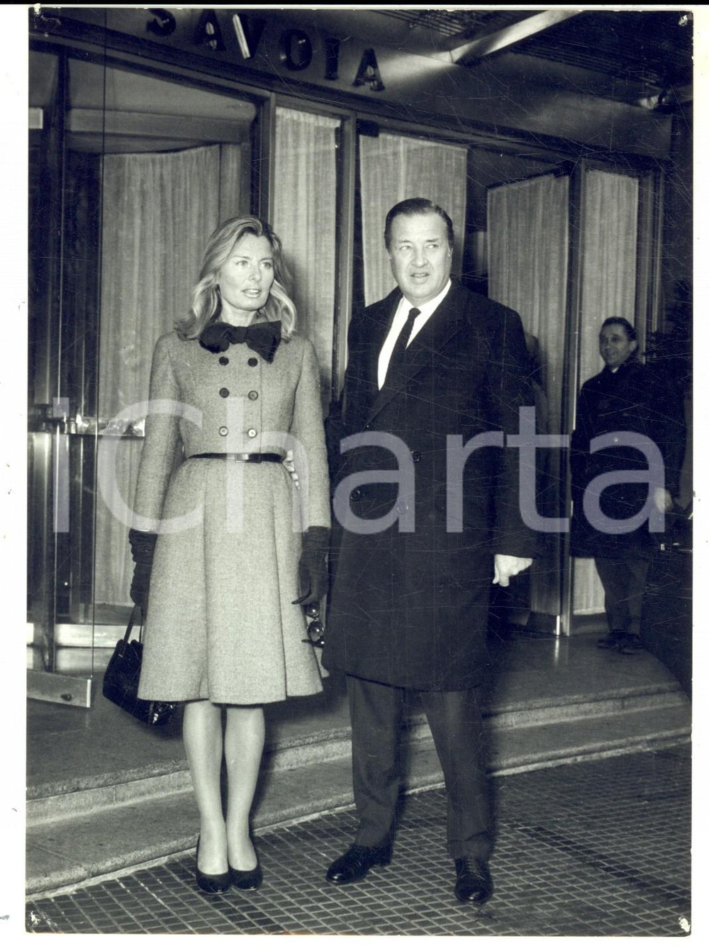 Fotografia d epoca originale 1965 MILANO Henry FORD II in vacanza con la moglie Maria Cristina VETTORE Foto 1