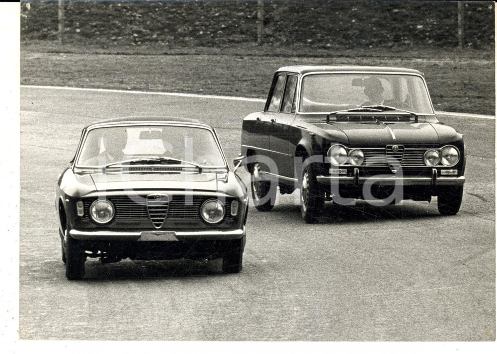 Fotografia d epoca originale 1965 AUTODROMO DI MONZA Le nuove ALFA ROMEO  GIULIA Super e GIULIA GTC Foto 1