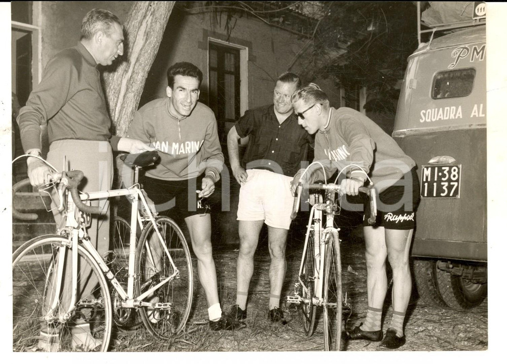 Fotografia d epoca originale 1957 FORTE DEI MARMI Ciclisti Raphael GEMINIANI e Jean BRANKART Foto 18x13 1